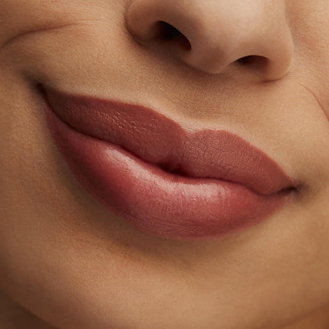MAC Lustre Lipstick - HUG ME - Neutral flesh pink